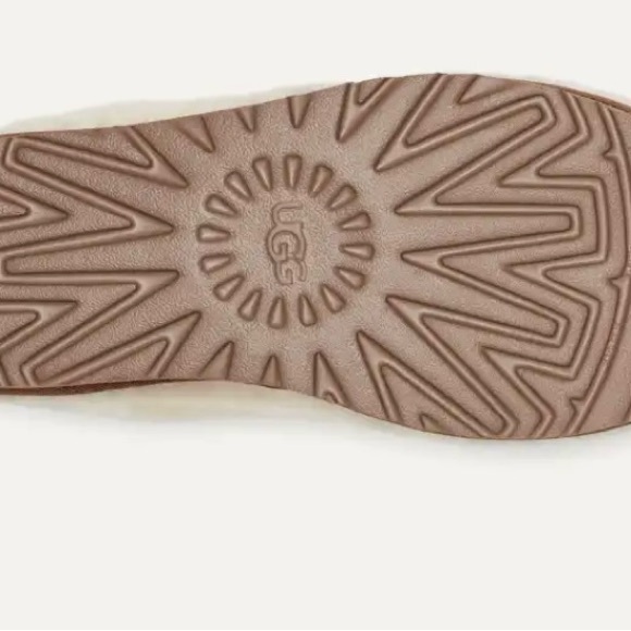 UGG Women's Natural Classic Cozy Shearling Bootie Size 6 NWOT - Picture 7 of 7